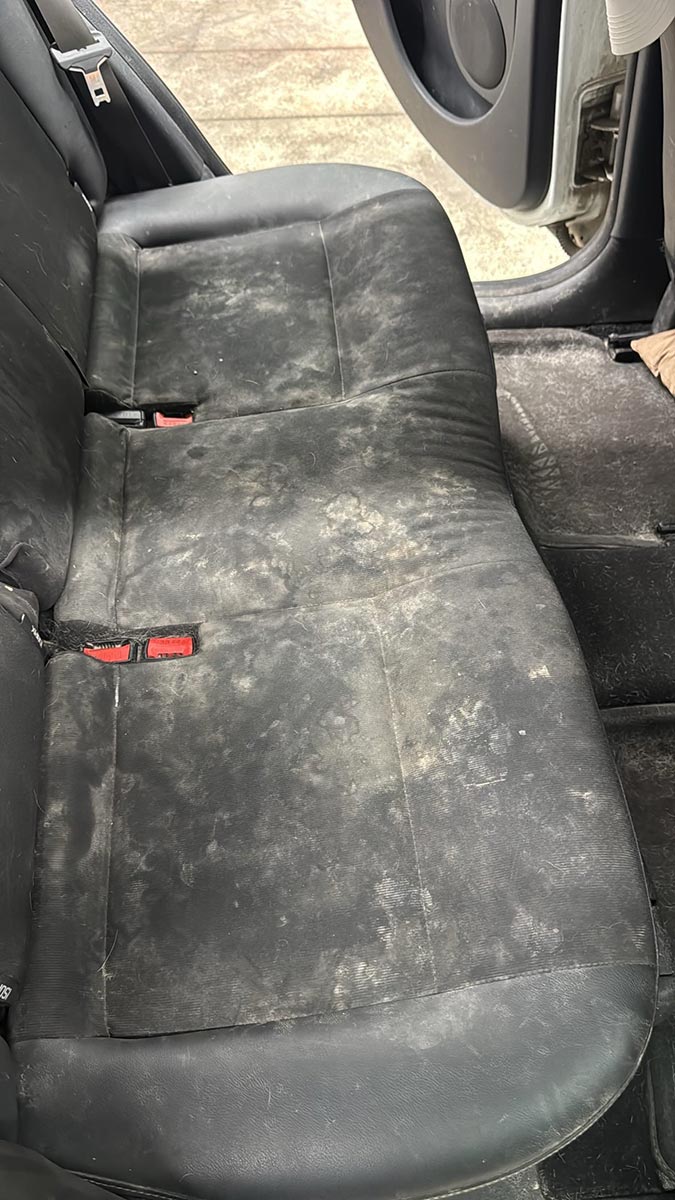 Banquette arrière sale avant le travail de Badri Detailing