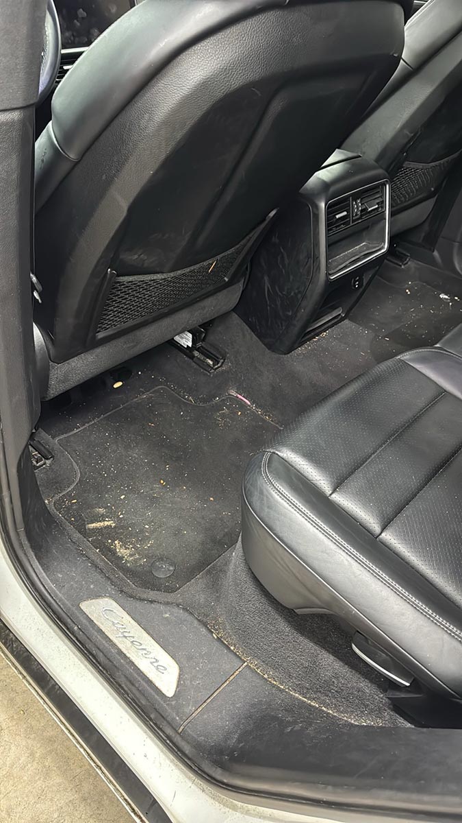 L’arrière du Porsche Cayenne montrait saletés et poussières avant Badri Detailing