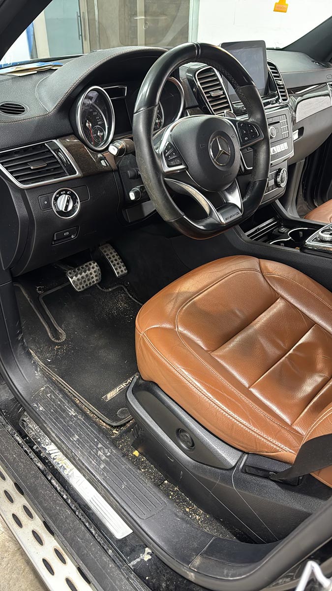 Intérieur conducteur Mercedes avant l’intervention de Badri Detailing, nécessitant un detailing complet.