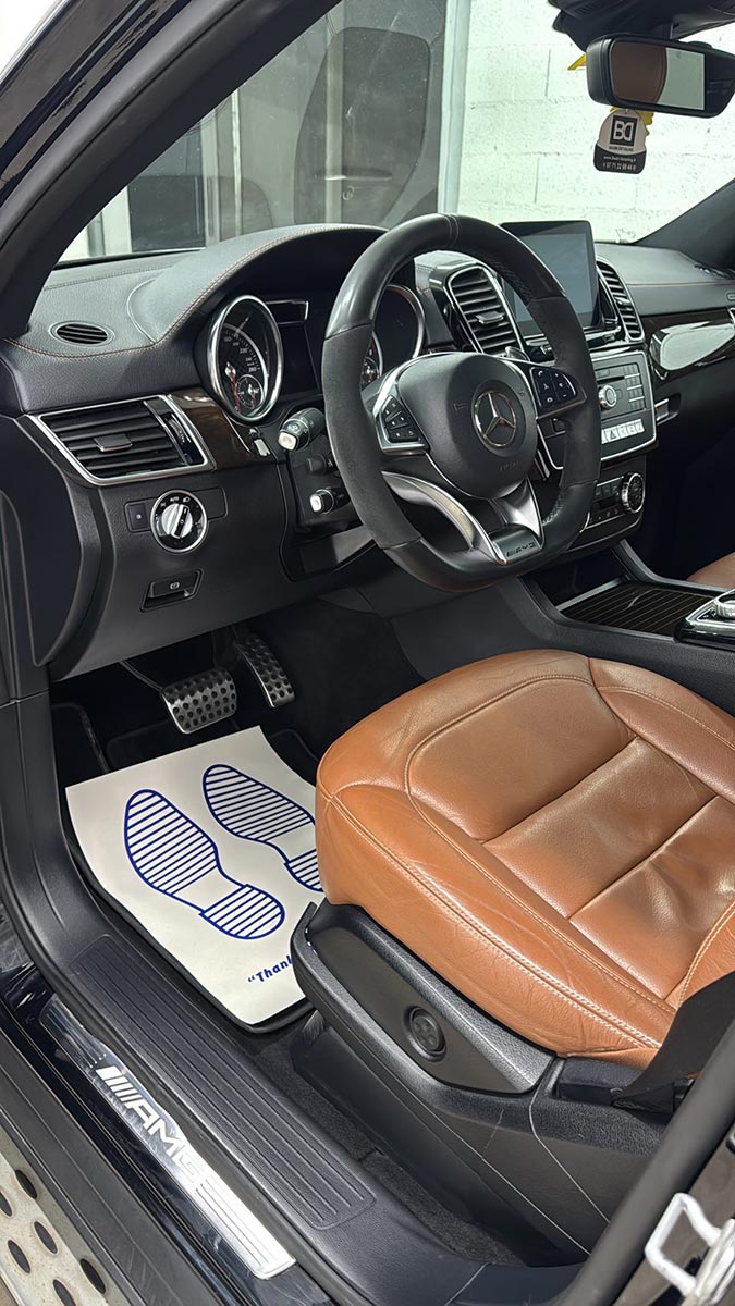 Intérieur conducteur Mercedes après un nettoyage complet réalisé par Badri Detailing.