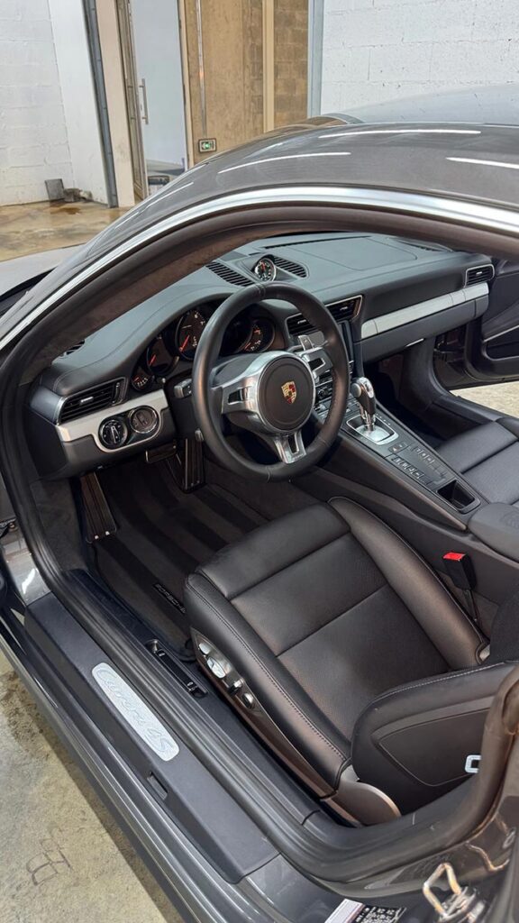 Intérieur Porsche restauré par Badri Detailing