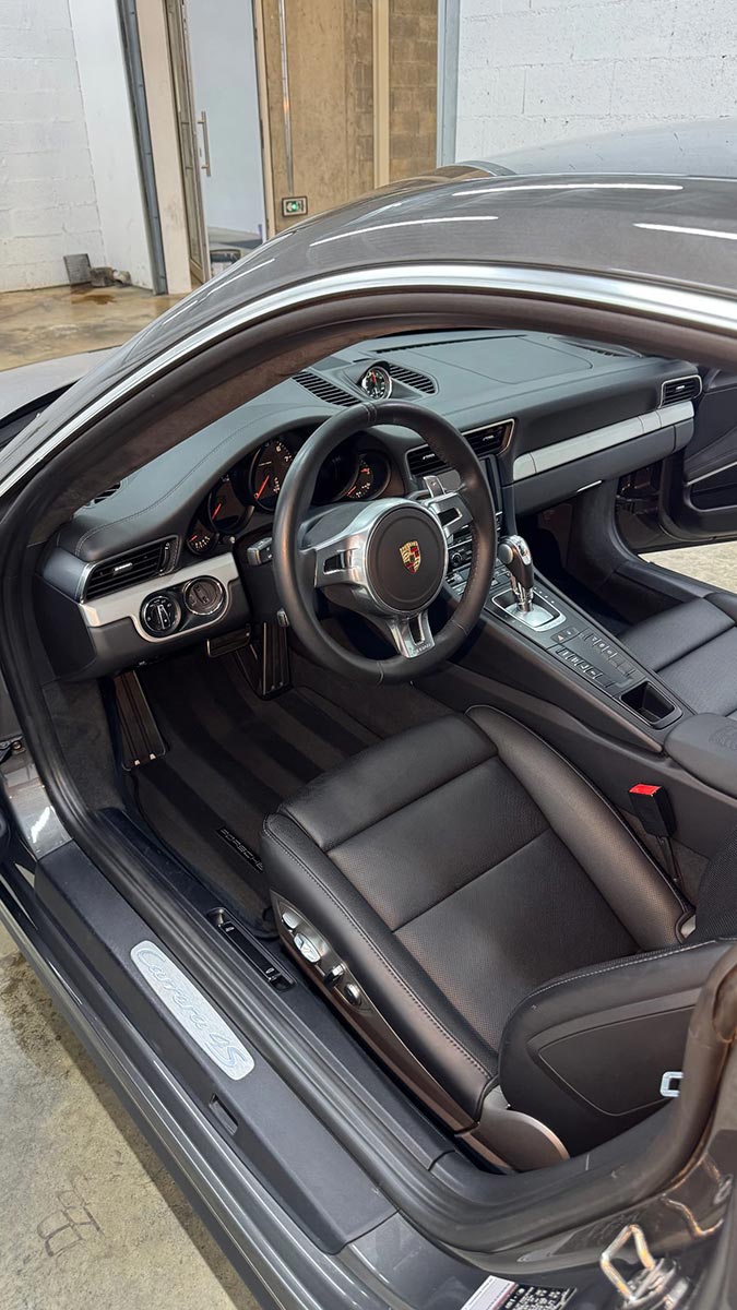 Intérieur Porsche restauré par Badri Detailing