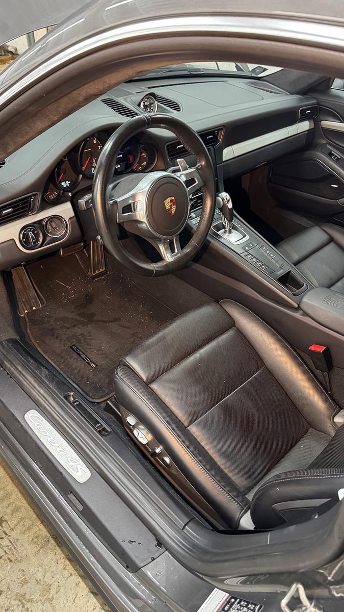 Intérieur Porsche avant le travail de Badri Detailing