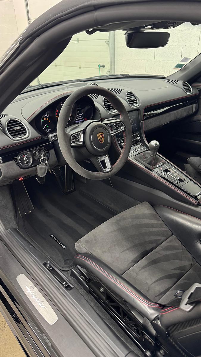 Badri Detailing sublime l’intérieur d’une Porsche Spyder