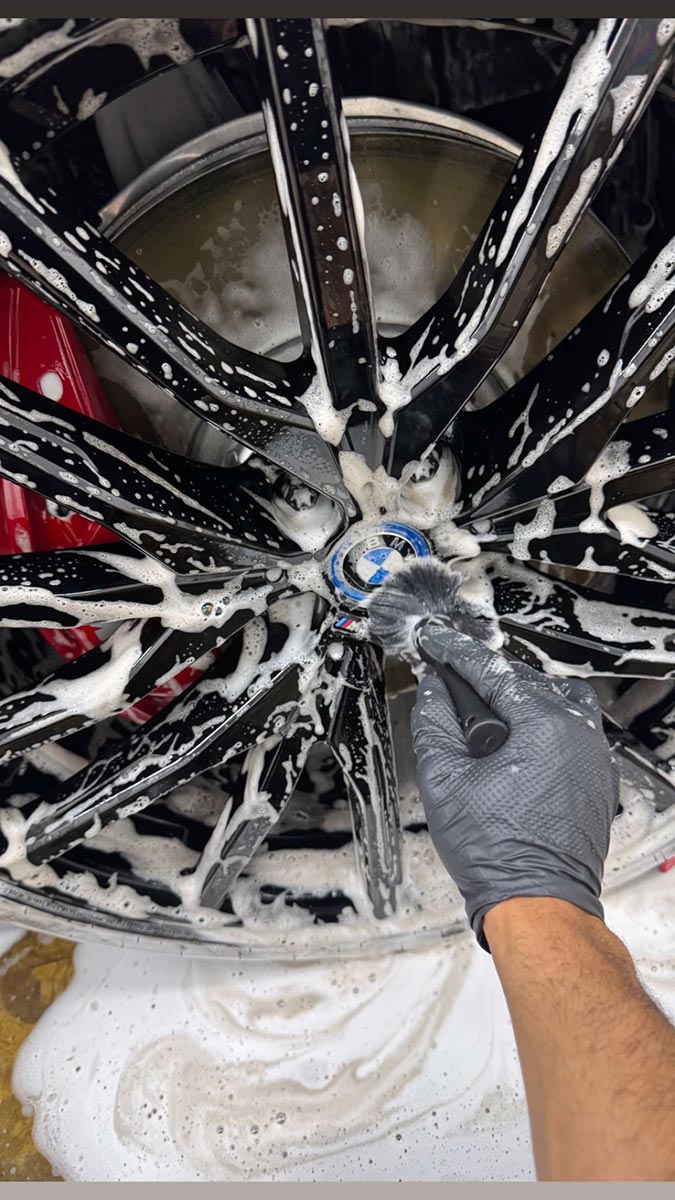 Nettoyage de jante en profondeur avec mousse par Badri Detailing