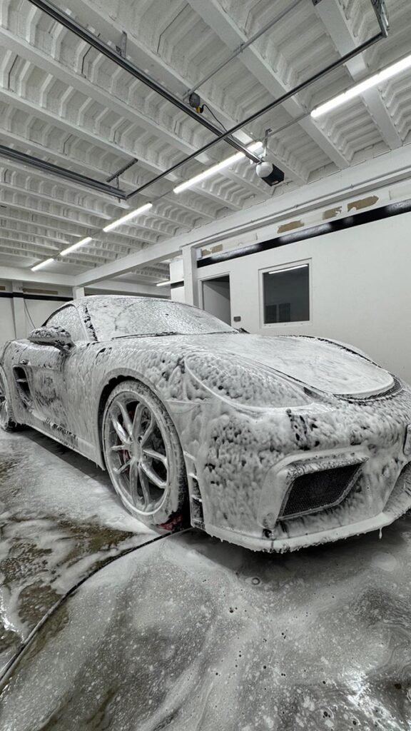 Carrosserie recouverte de mousse active par Badri Detailing