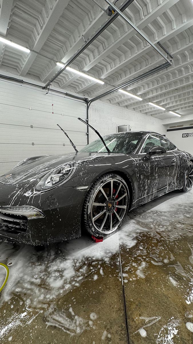 Porsche en lavage mousse chez Badri Detailing