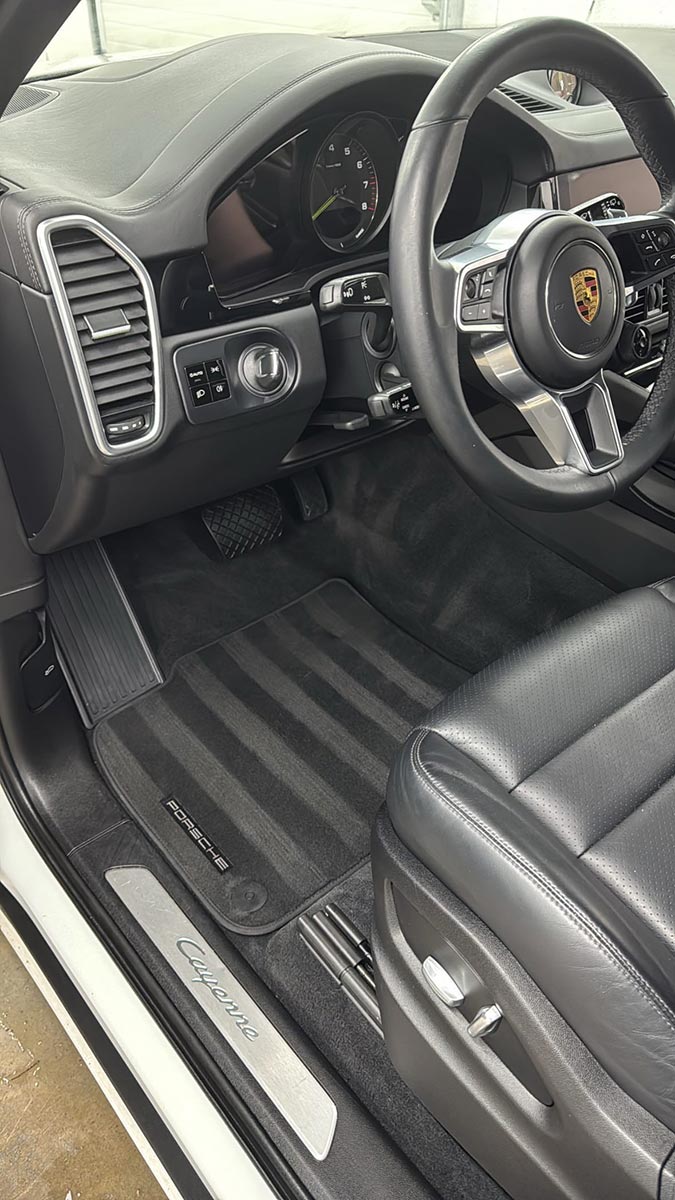 Badri Detailing redonne un aspect impeccable au poste de conduite du Cayenne.