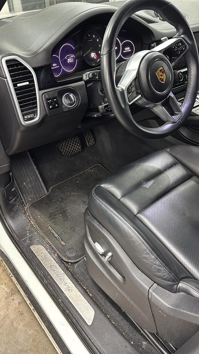 Avant l’intervention de Badri Detailing, l’intérieur du Cayenne conducteur était encrassé.