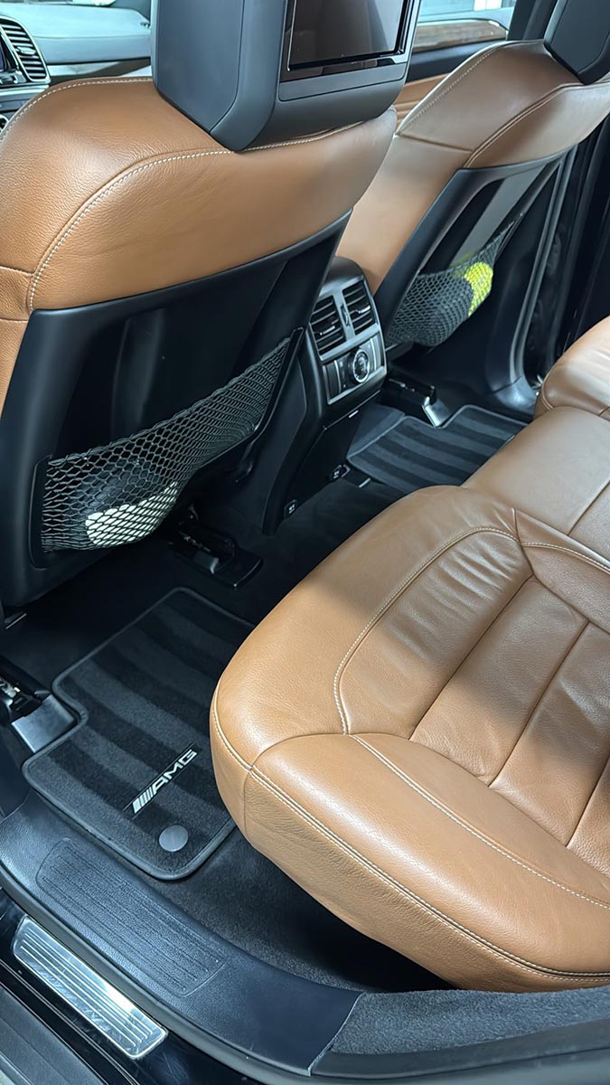 Sièges arrière Mercedes restaurés et nettoyés par l’équipe Badri Detailing pour un rendu haut de gamme.