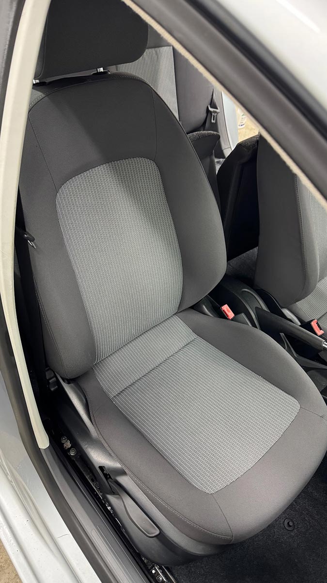 Siège conducteur remis à neuf grâce au travail de Badri Detailing