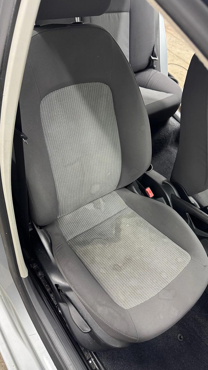 Avant le nettoyage, le siège présentait des taches visibles avant l’intervention de Badri Detailing