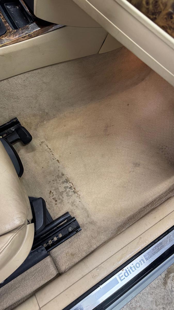 Traces et taches visibles avant le passage de Badri Detailing