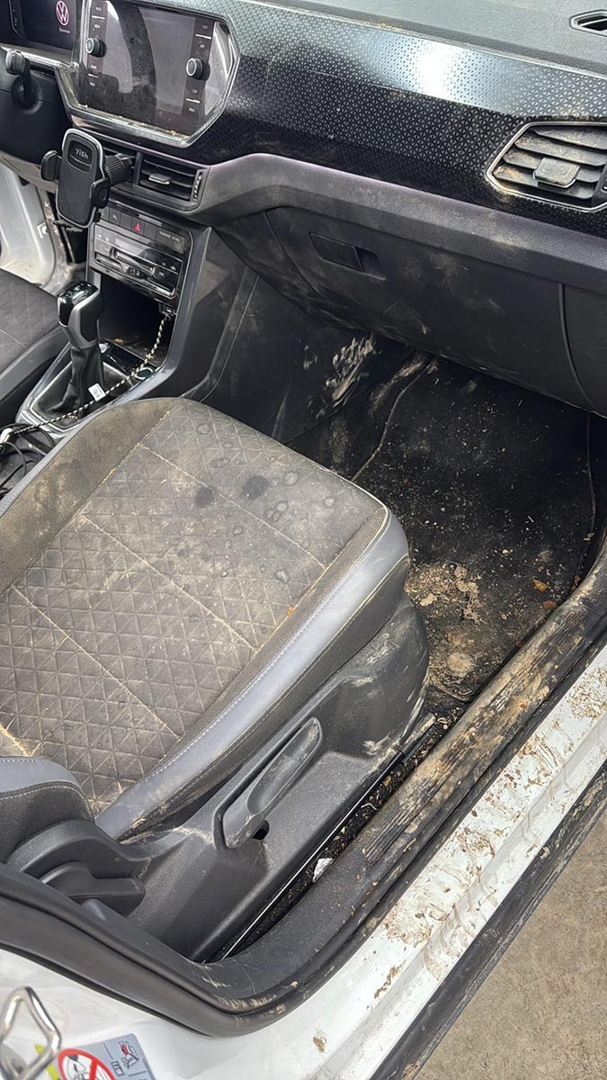 Volkswagen intérieur avant le detailing de Badri Detailing