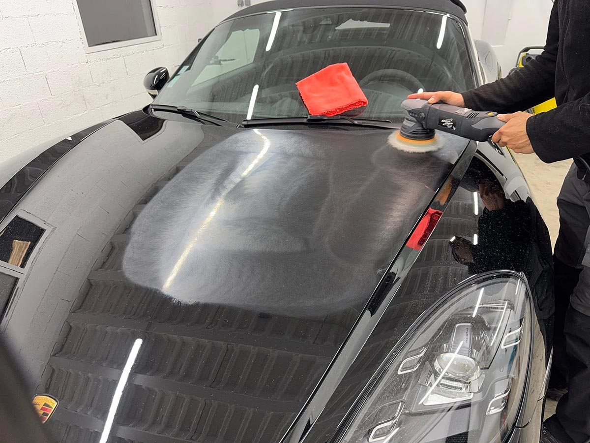 Lustrage du capot d’une Porsche noire par Badri Detailing