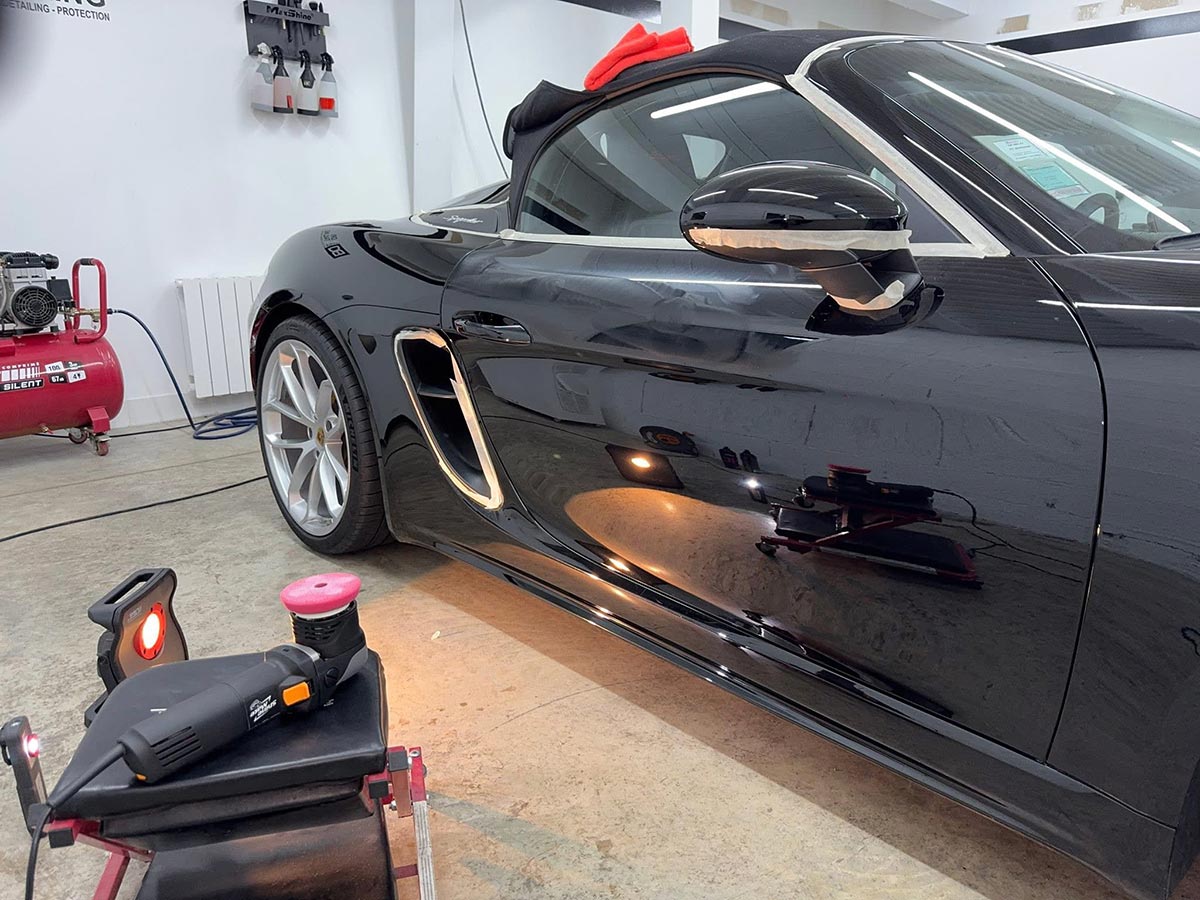 Lustrage complet de la carrosserie d’une Porsche noire par Badri Detailing