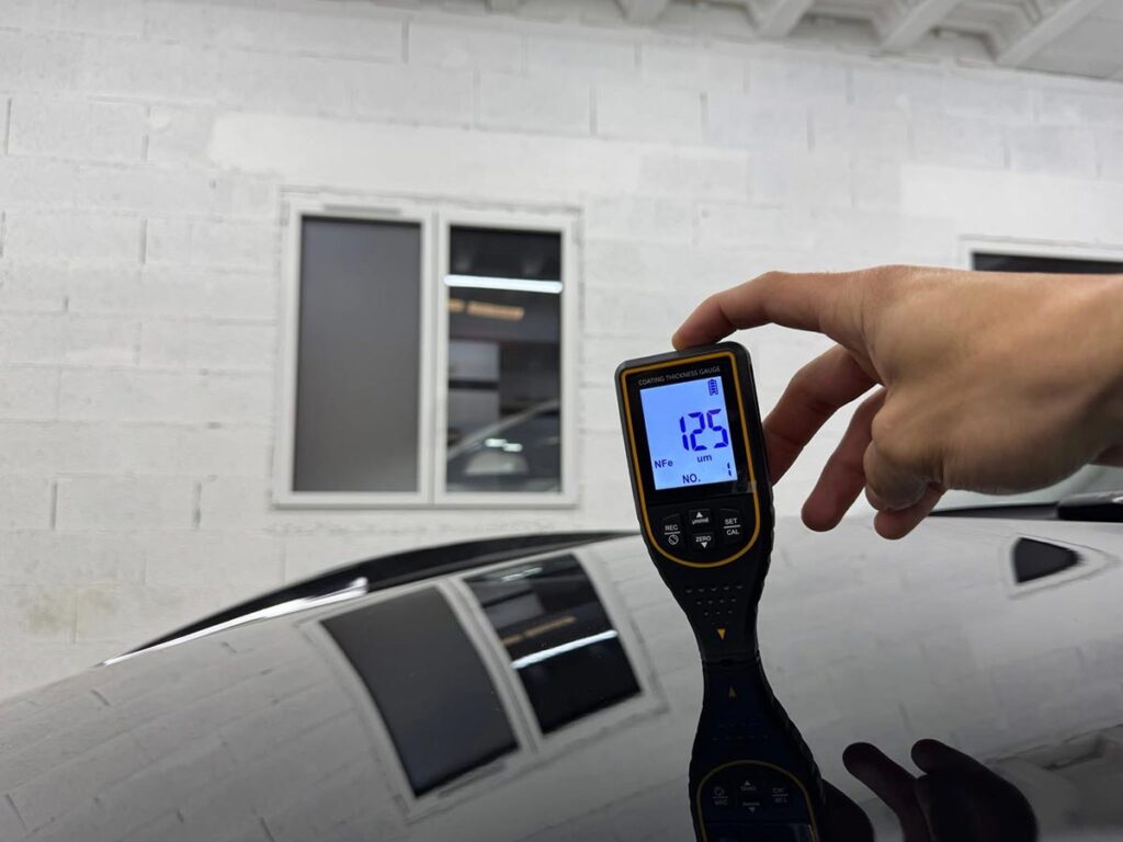 Mesure de l’épaisseur de la peinture d’une voiture par Badri Detailing