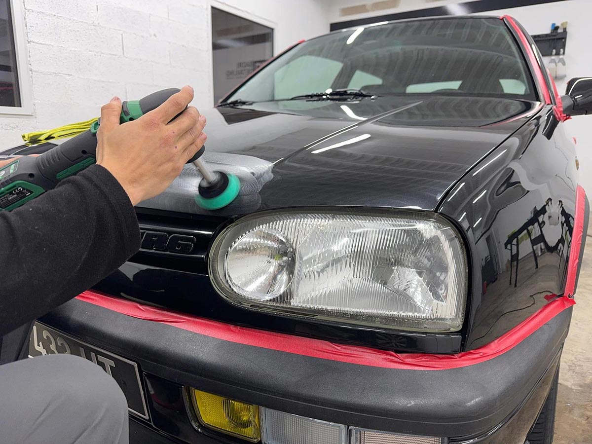 Polissage du capot d’une voiture noire par Badri Detailing